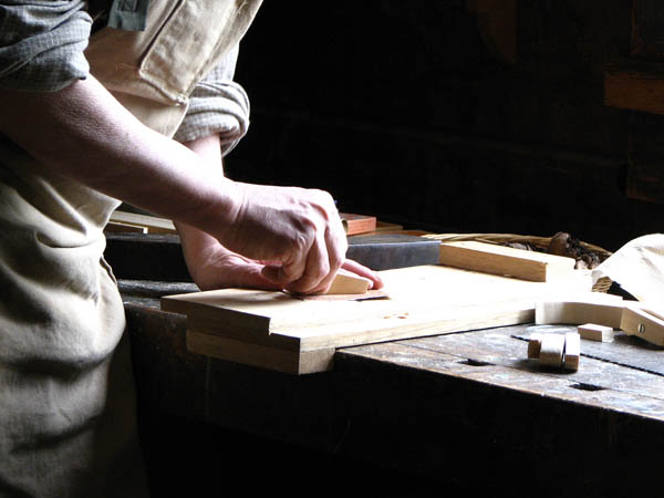 Nacemos de la influencia y formación  heredada en el sector de la <strong>carpintería de madera y ebanistería  en Gibraleón.</strong>